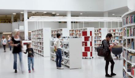 Menschen in der Bibliothek