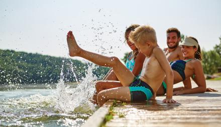 Kinder spielen am Wasser