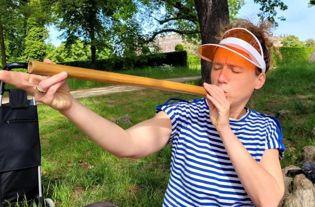 Frau spielt Instrument