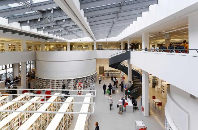Besuchende in der Bibliothek