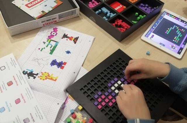 Kind baut ein Jump and Run Game mit Bloxels