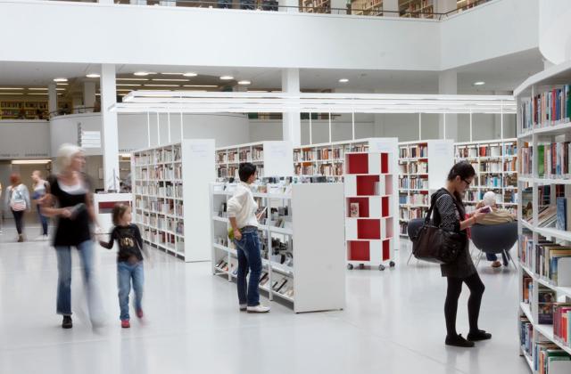 Menschen in der Bibliothek