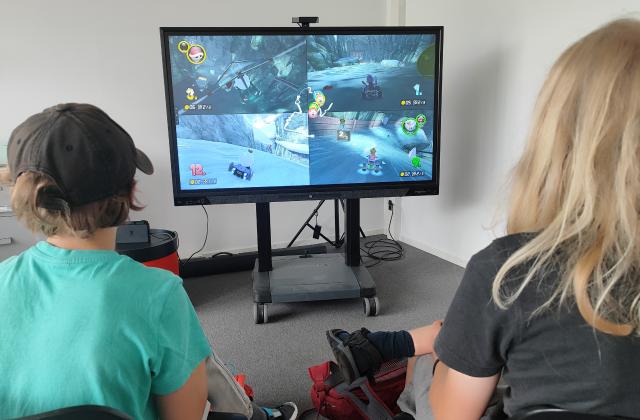 Kinder zocken Mario Kart