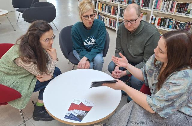 Mehrere Menschen sitzen beim Medientreff am Tisch