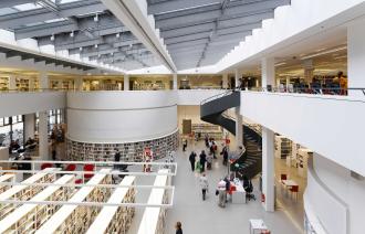 Besuchende in der Bibliothek