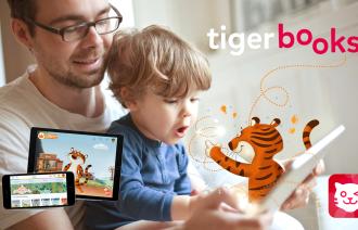Vater und Sohn schauen sich die App Tigerbooks an