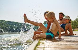 Kinder spielen am Wasser