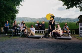 Die Autor:innen bei der Uraufführung von "und so gehen alle geschichten" in Buckow , Foto: Foto: Miguel Hahn, Lizenz: ©BKG