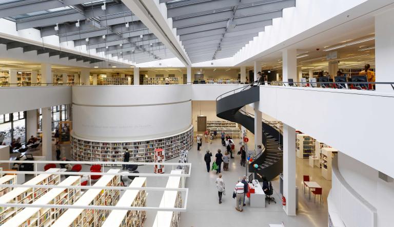 Besuchende in der Bibliothek