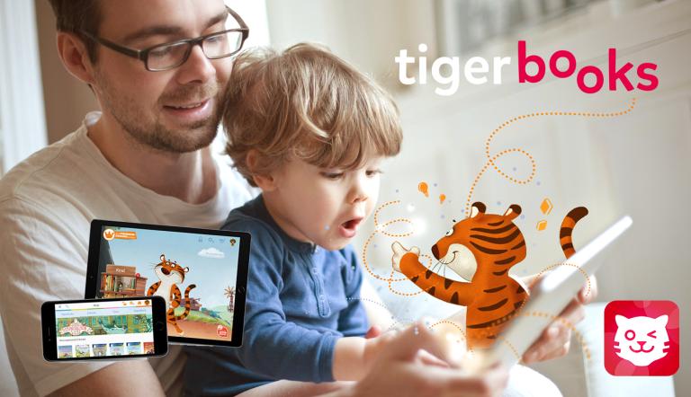 Vater und Sohn schauen sich die App Tigerbooks an