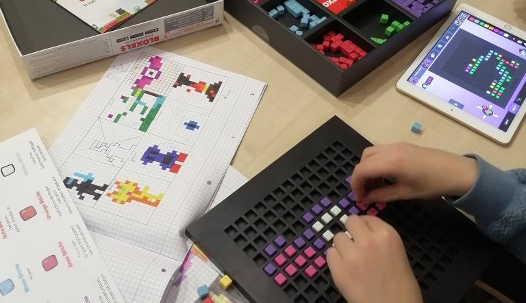Kind baut ein Jump and Run Game mit Bloxels
