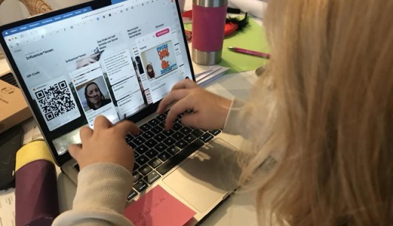 Mädchen vor dem Laptop